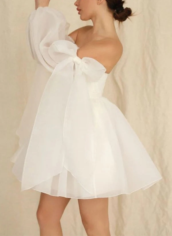 Abito da sposa corto a trapezio con fiocco e maniche lunghe a palloncino